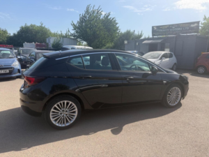 2018 Vauxhall Astra 1.4i Turbo Elite Nav Euro 6 5dr in Black — image 6