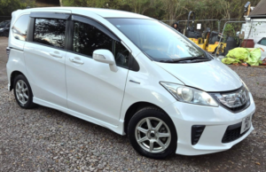 2014 Honda Freed 1.5l Hybrid-Automatic-7 Seats Family Car-Ulez/caz Pass-Free 15months Warranty & 12months Aa Breakdown in White — image 2