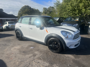2013 MINI Countryman 1.6 Cooper Countryman in White — image 4