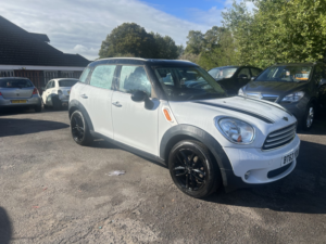 2013 MINI Countryman 1.6 Cooper Countryman in White — image 5