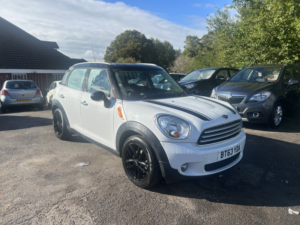 2013 MINI Countryman 1.6 Cooper Countryman in White — image 6
