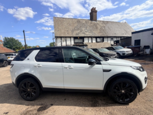 2017 Land Rover Discovery Sport Td4 Se Tech in White — image 3