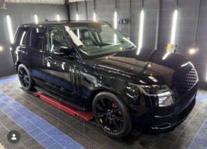 2020 Land Rover Range Rover 3.0 Sd V6 Autobiography in Black — image 2