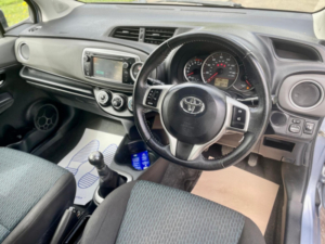 2012 Toyota Yaris 1.3 Dual Vvt-I Tr in Blue — image 3