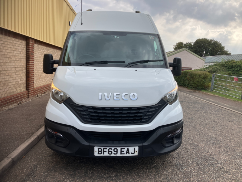 2019 Iveco Daily 2.3d Hpi 12v 35s 3520 Panel Van 5dr Diesel Manual Mwb H1 Euro 6 (s/s) (116 Ps) in White — image 1