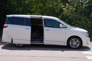 2010 Nissan Elgrand 2.5 Highway Star 5dr 7 Seats in White — image 3