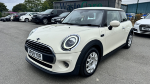 2019 MINI Hatch 1.5 3-Door Hatch One Classic in White — image 4