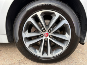 2019 Jaguar F-Pace 2.0 D240 R-Sport SUV 5dr Diesel Auto AWD Euro 6 (s/s) (240 Ps) in Silver — image 4