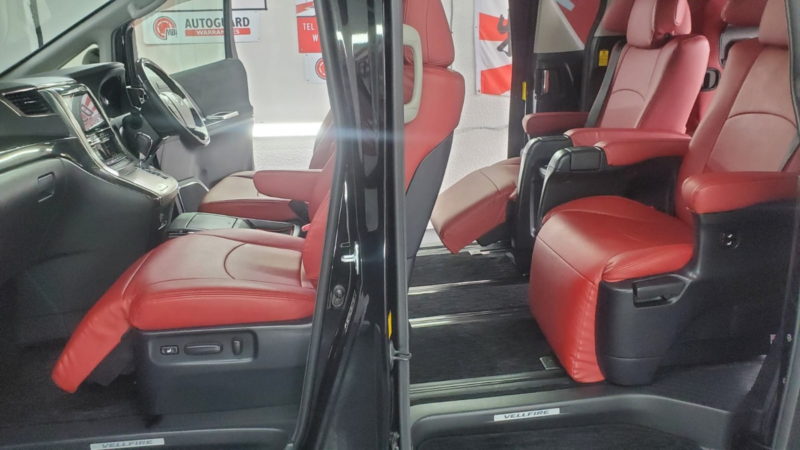 2014 Toyota Vellfire 2.4 Auto Red Seats in Black — image 1