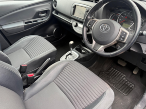 2015 Toyota Yaris 1.33 Dual Vvt-I Excel Multidrive S Euro 5 5dr Euro 5 in Grey — image 4