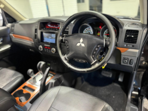 2013 Mitsubishi Shogun 3.2 Di-Dc Sg4 Auto 4WD Euro 5 5dr Lwb in Black — image 2