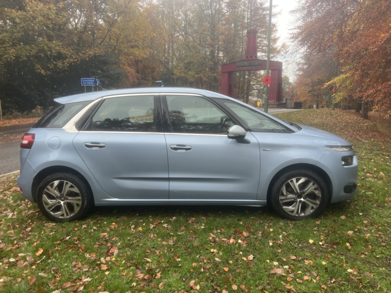 2015 Citroen C4 Picasso 1.6 E-Hdi Exclusive in Blue — image 1