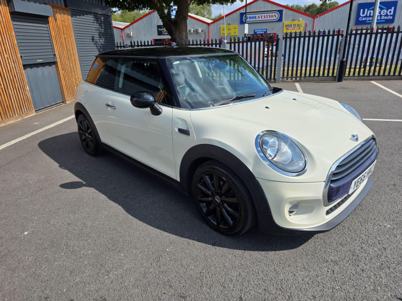 2015 MINI Hatch 1.5 Cooper Euro 6 (s/s) 3dr in White — image 1