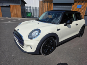 2015 MINI Hatch 1.5 Cooper Euro 6 (s/s) 3dr in White — image 3