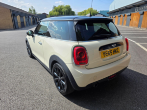2015 MINI Hatch 1.5 Cooper Euro 6 (s/s) 3dr in White — image 4