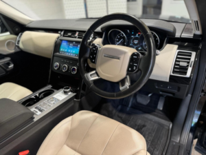 2019 Land Rover Discovery 2.0 Sd4 Se Auto 4WD Euro 6 (s/s) 5dr in Black — image 2