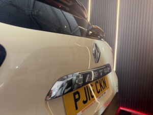2016 Renault Captur 0.9 Signature Nav Tce 90 in White — image 3