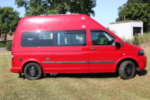 2011 Volkswagen Transporter Shuttle 2.0 Bitdi T32 Se in Red — image 2