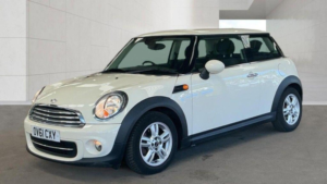 2011 MINI Hatch 1.6 Cooper Steptronic Euro 5 3dr in White — image 2