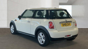 2011 MINI Hatch 1.6 Cooper Steptronic Euro 5 3dr in White — image 3