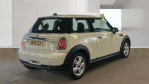 2011 MINI Hatch 1.6 Cooper Steptronic Euro 5 3dr in White — image 4