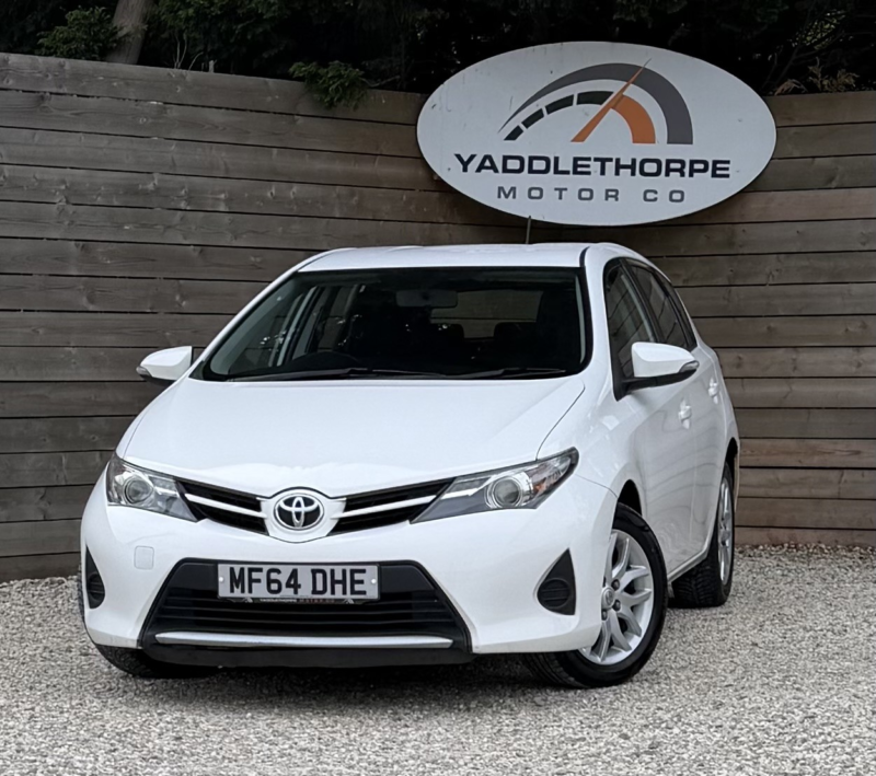 2014 Toyota Auris 1.4 D-4d Active in White — image 1
