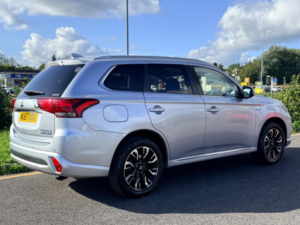 2017 Mitsubishi Outlander 2.0h 12kwh 4hs CVT 4WD Euro 6 (s/s) 5dr in Silver — image 6