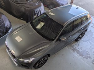 2018 Volvo Xc60 Momentum T5 AWD 2.0 Automatic. 2 Owners. Volvo Service History. 19" Alloys. Carplay. Heated Leather. in Grey — image 2