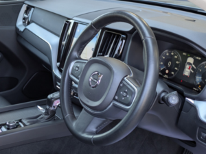 2018 Volvo Xc60 Momentum T5 AWD 2.0 Automatic. 2 Owners. Volvo Service History. 19" Alloys. Carplay. Heated Leather. in Grey — image 4