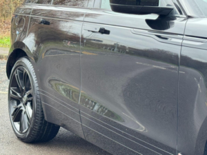 2020 Land Rover Range Rover Velar 3.0 D300 R-Dynamic Se Auto 4WD Euro 6 (s/s) 5dr in Black — image 4