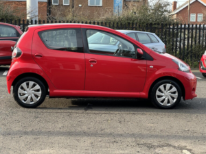 2014 Toyota Aygo 1.0 Vvt-I Move in Multicolour — image 5