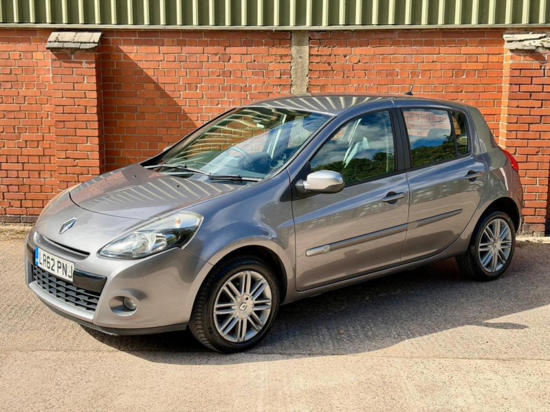 2012 Renault Clio 1.2 Dynamique Tomtom Euro 5 5dr in Grey — image 1