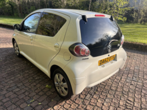 2012 Toyota Aygo 1.0 Vvt-I Fire in White — image 5