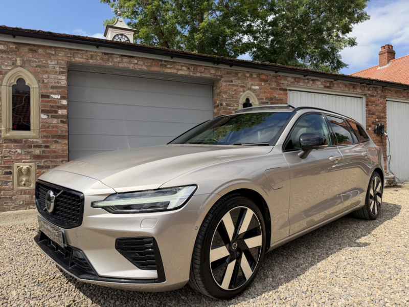 2022 Volvo V60 2.0 Ultimate T6 AWD (350 Hp) Auto in Gold — image 1