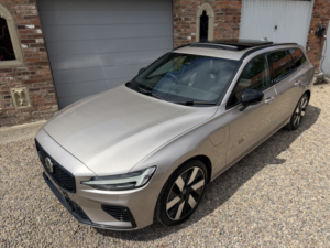 2022 Volvo V60 2.0 Ultimate T6 AWD (350 Hp) Auto in Gold — image 2