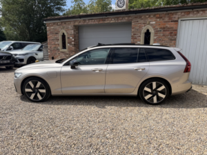 2022 Volvo V60 2.0 Ultimate T6 AWD (350 Hp) Auto in Gold — image 4