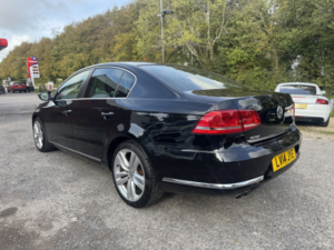 2014 Volkswagen Passat 2.0 Tdi Bluemotion Tech Highline in Black — image 3