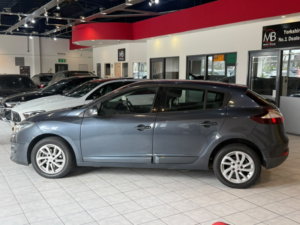 2015 Renault Megane 1.5 Dynamique Nav Dci 110 in Grey — image 4