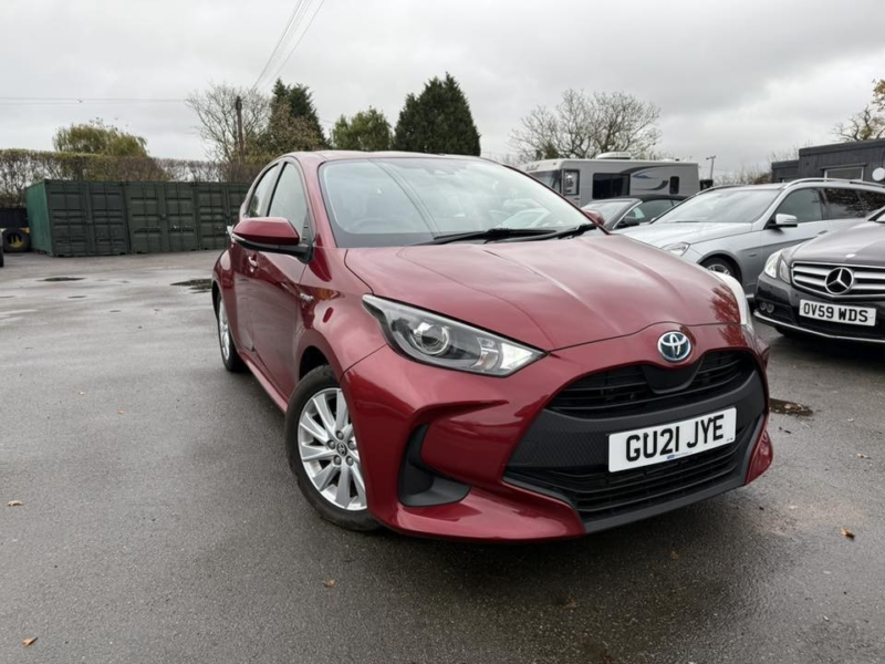 2021 Toyota Yaris 1.5 Vvt-H Icon in Red — image 1