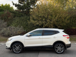 2014 Nissan Qashqai 1.6 Dci Tekna 4WD Euro 5 (s/s) 5dr in White — image 4