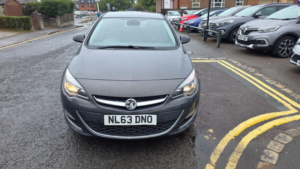 2013 Vauxhall Astra 1.6 16v Elite Euro 5 5dr in Grey — image 2