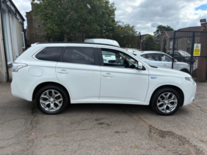 2015 Mitsubishi Outlander 2.0h 12kwh Gx4h SUV 5dr Petrol Plug-In Hybrid CVT 4WD Euro 5 (s/s) (200 Ps) in White — image 2