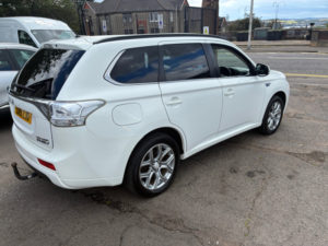 2015 Mitsubishi Outlander 2.0h 12kwh Gx4h SUV 5dr Petrol Plug-In Hybrid CVT 4WD Euro 5 (s/s) (200 Ps) in White — image 3