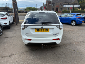 2015 Mitsubishi Outlander 2.0h 12kwh Gx4h SUV 5dr Petrol Plug-In Hybrid CVT 4WD Euro 5 (s/s) (200 Ps) in White — image 4