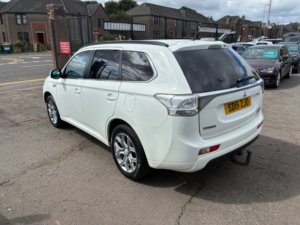 2015 Mitsubishi Outlander 2.0h 12kwh Gx4h SUV 5dr Petrol Plug-In Hybrid CVT 4WD Euro 5 (s/s) (200 Ps) in White — image 5