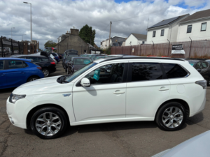 2015 Mitsubishi Outlander 2.0h 12kwh Gx4h SUV 5dr Petrol Plug-In Hybrid CVT 4WD Euro 5 (s/s) (200 Ps) in White — image 6