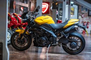 2015 Triumph Speed Triple 94 *just 1,289 Miles - One Owner - Limited Edition 94 R Model** in Yellow — image 3