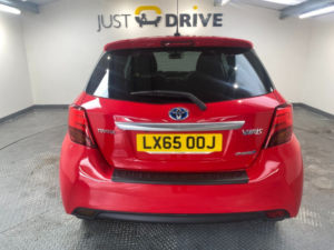 2015 Toyota Yaris 1.5 Vvt-H Sport Hatchback 5dr Petrol Hybrid E-CVT Euro 6 (101 Ps) in Red — image 4