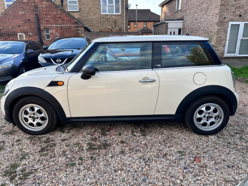 2011 MINI Hatch 1.6 First Hatch in White — image 1