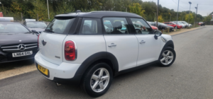 2011 MINI Countryman 1.6 Cooper Countryman in White — image 3